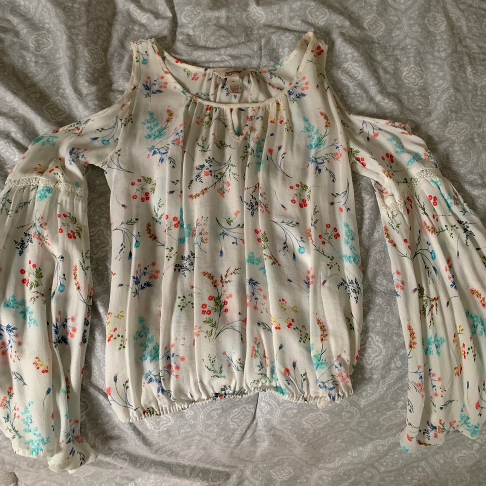 White shoulder-cut long sleeves